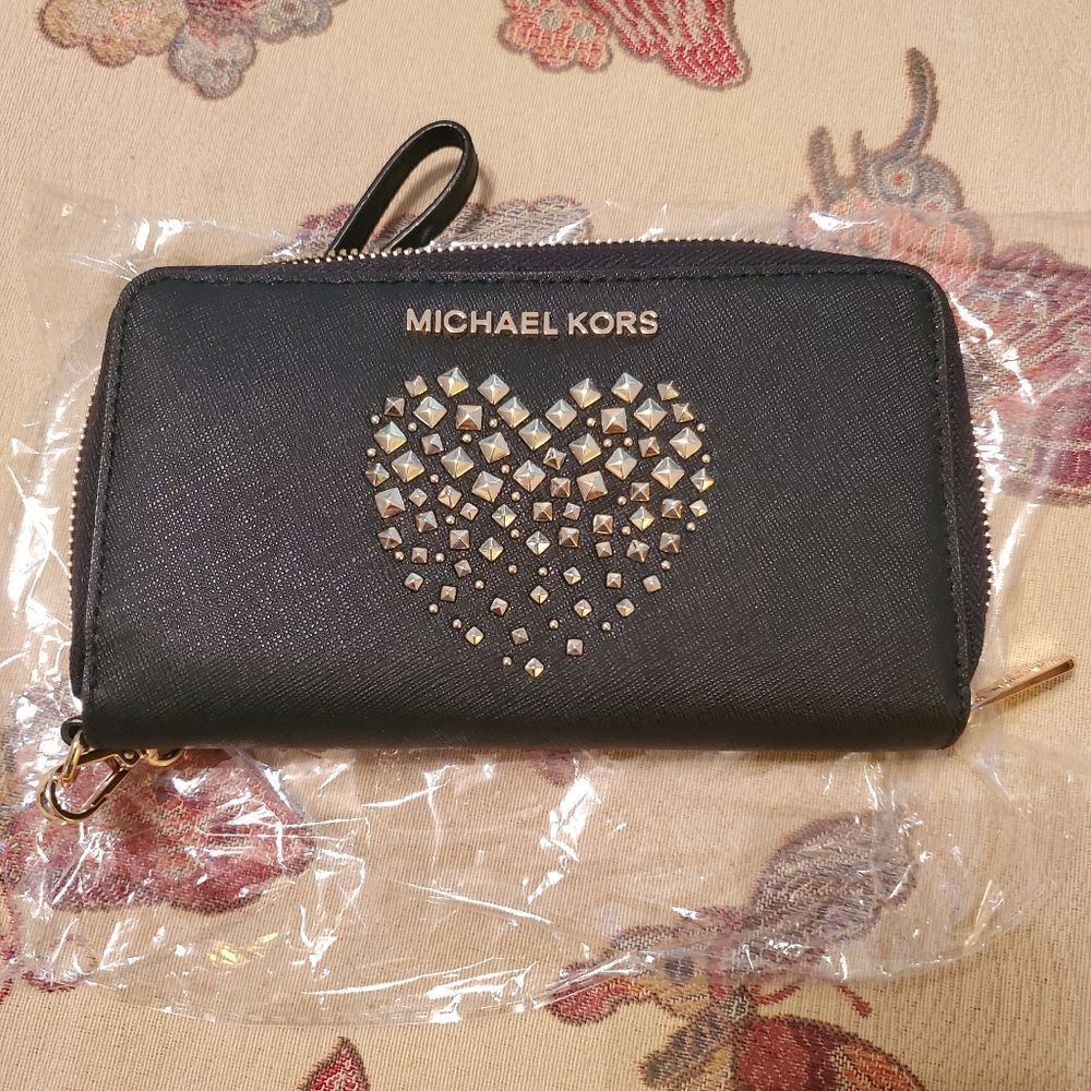 💛🎉Michael Kors Heart Studded Wallet💛🎉